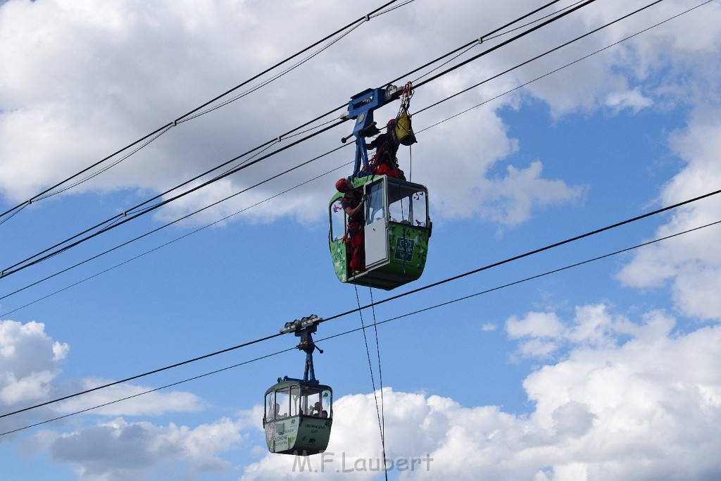 Koelner Seilbahn Gondel blieb haengen Koeln Linksrheinisch P242.JPG